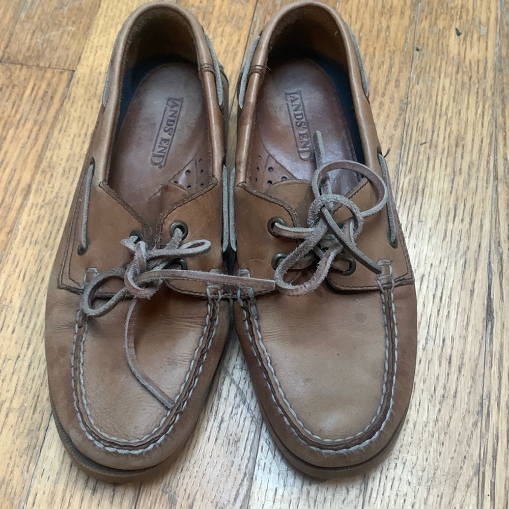 Must have boat shoes, leather. No rips or scratches - Picture 1 of 3